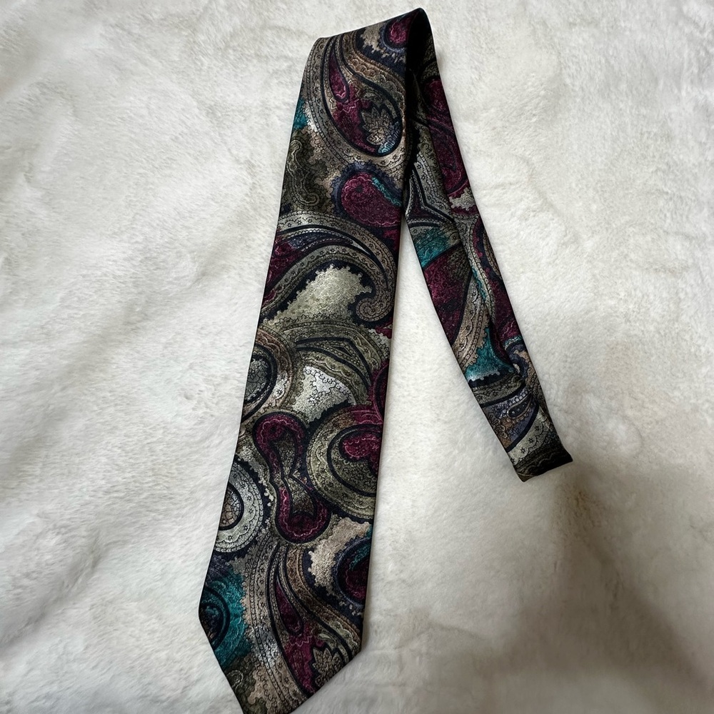 Elegant Paisley Tie in Black, Gray, and Purple